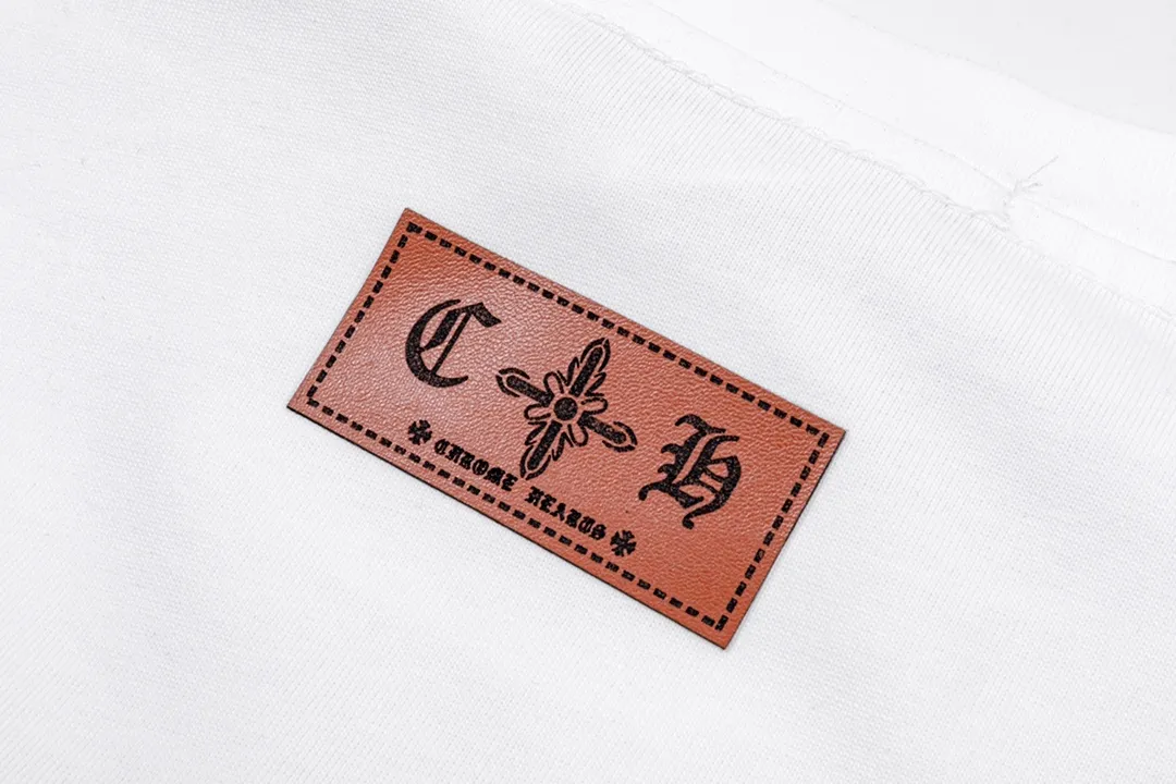 P200 CHROME HEARTS LoGo is fashionable and elegant, with a dropped shoulder style. The fabric is made of 26s double-yarn combed cotton compact spinning yarn with a weight of 280. It is matched with 1*1 Salona rib. The fabric is fermented and has a loose fit. Color: White Size: S～XXL